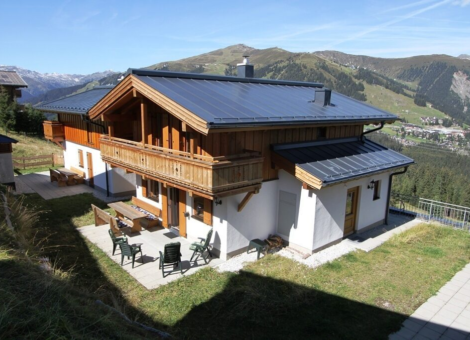 Almhaus MC3 B Cller Hochkrimml aanzicht van het chalet met tuin