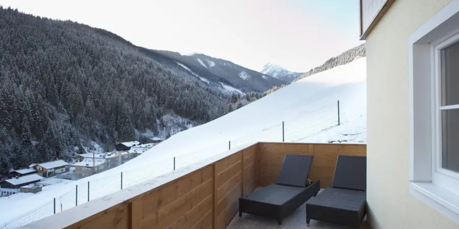 Alpen Resort Saalbach A2 Saalbach Hinterglemm balkon met twee ligstoelen met uitzicht op de piste