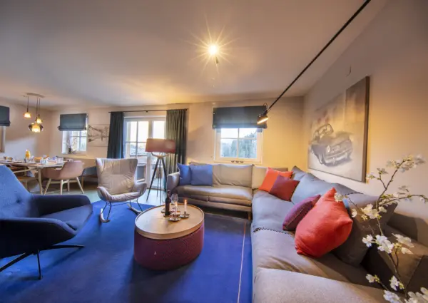 Alpen Resort Saalbach A3 Saalbach Hinterglemm aanzicht woonkamer met een bank