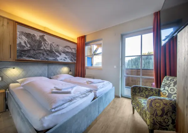 Alpen Resort Saalbach A3 Saalbach Hinterglemm slaapkamer met een tweepersoonsbed met aanslutend een balkon