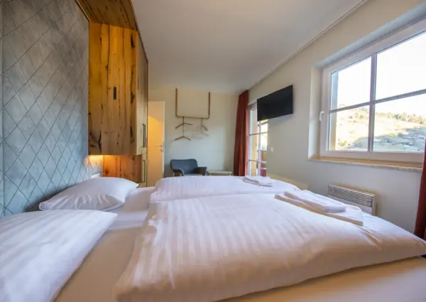 Alpen Resort Saalbach A3 Saalbach Hinterglemm aanzicht slaapkamer met een tweepersoonsbed en een tv