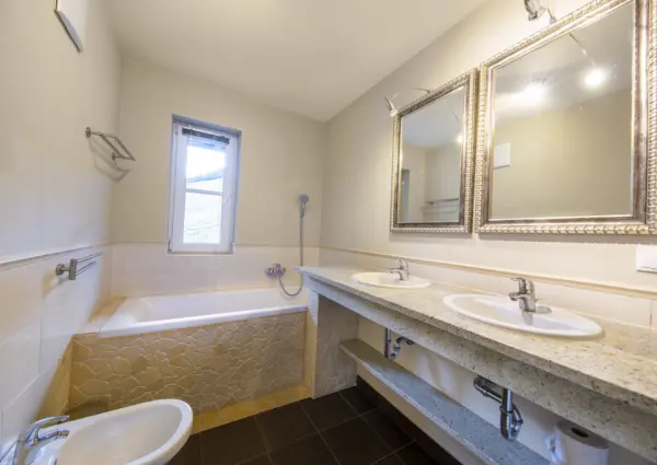Alpen Resort Saalbach A3 Saalbach Hinterglemm badkamer met een bad en een wasbak