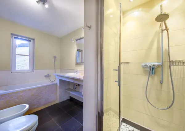 Alpen Resort Saalbach A3 Saalbach Hinterglemm badkamer met een bad douche toilet en wasbak
