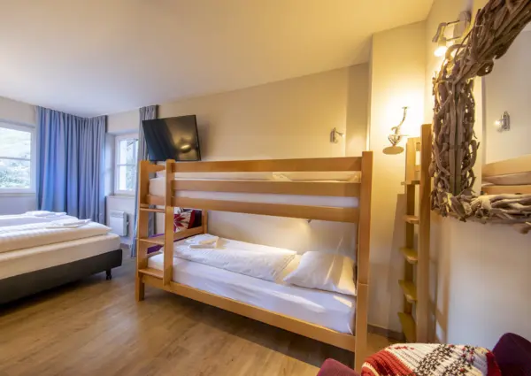 Alpen Resort Saalbach A3 Saalbach Hinterglemm slaapkamer voor vier personen met een tv