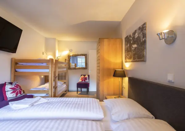 Alpen Resort Saalbach A3 Saalbach Hinterglemm slaapkamer met een tweepersoonsbed en een stapelbed