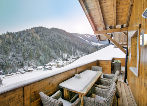 Alpen Resort Saalbach A3 Saalbach Hinterglemm balkon met een zithoek uitzicht op de bergen