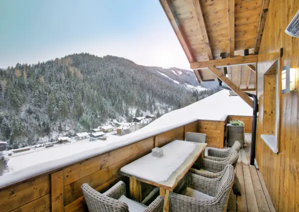 Alpen Resort Saalbach A3 Saalbach Hinterglemm balkon met een zithoek uitzicht op de bergen