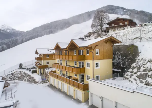 Alpen Resort Saalbach A3 Saalbach Hinterglemm buitenaanzicht van het chalet met sneeuw