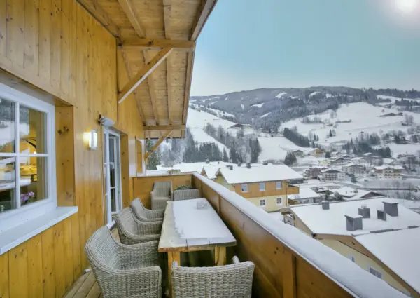 Alpen Resort Saalbach A3 Saalbach Hinterglemm balkon met een zithoek