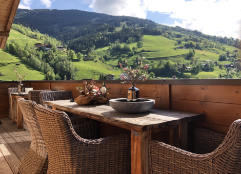 Alpen Resort Saalbach A3 Saalbach Hinterglemm balkon met een zithoek en uitzicht op de bergen