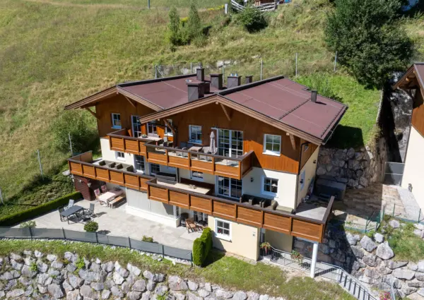 Alpen Resort Saalbach A3 Saalbach Hinterglemm vooraanzicht van het chalet in de zomer