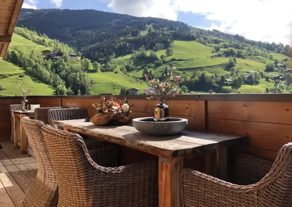 Alpen Resort Saalbach A3 Saalbach Hinterglemm balkon met een zithoek en uitzicht op de bergen