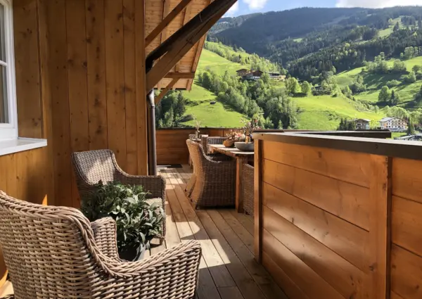 Alpen Resort Saalbach A3 Saalbach Hinterglemm balkon met twee stoelen