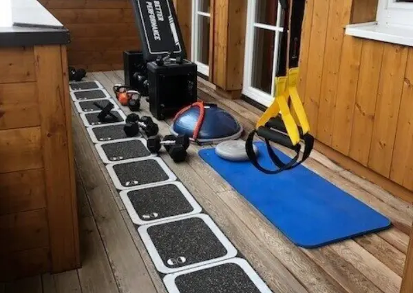 Alpen Resort Saalbach A3 Saalbach Hinterglemm aanzicht balkon met sport apparatuur