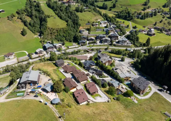Alpen Resort Saalbach A3 Saalbach Hinterglemmm bovenaanzicht van de chalets tussen de bergen