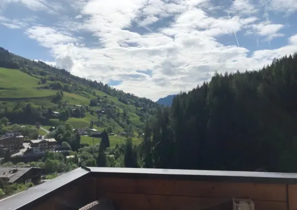 Alpen Resort Saalbach A3 Saalbach Hinterglemmm aanzicht vanaf het balkon op de bergen