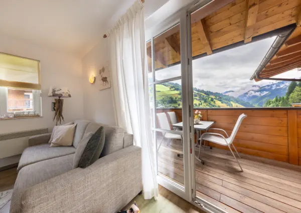 Saalbach Alpen Resort D4 doorkijk naar balkon
