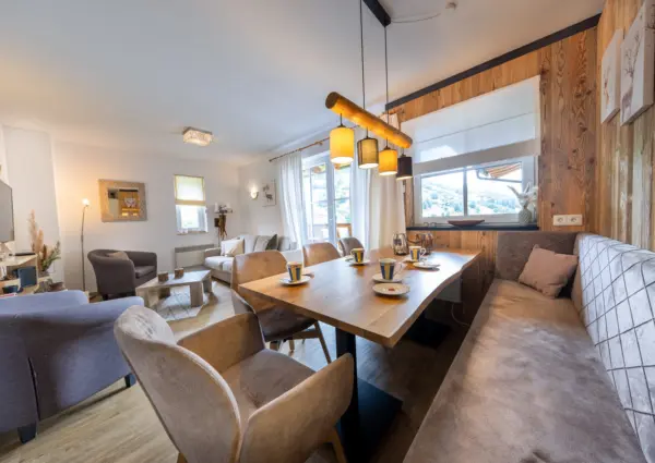 Saalbach Alpen Resort D4 eethoek richting woonkamer