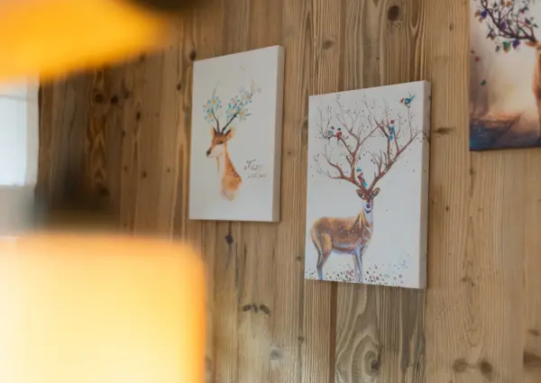 Saalbach Alpen Resort D4 doorkijk naar hertenschilderij