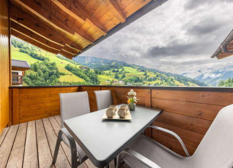 Saalbach Alpen Resort D4 Zomer eethoek op balkon