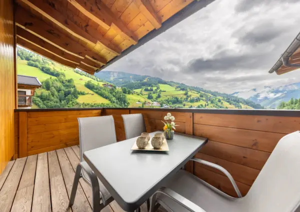 Saalbach Alpen Resort D4 Zomer eethoek op balkon