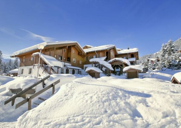 Alpina 13 Königsleiten - 
<ul>
  <li>Centraal gelegen met alle faciliteiten zoals supermarkt, restaurants en sportwinkels op loopafstand.</li>
  <li>Directe toegang tot de oefenweide en skibus voor de deur naar de skilift in het skigebied Zillertal Arena.</li>
  <li>Veelzijdige wintersportmogelijkheden voor zowel beginners als gevorderden, inclusief sneeuwschoenwandelen, rodelen en arrensleetochten.</li>
</ul>