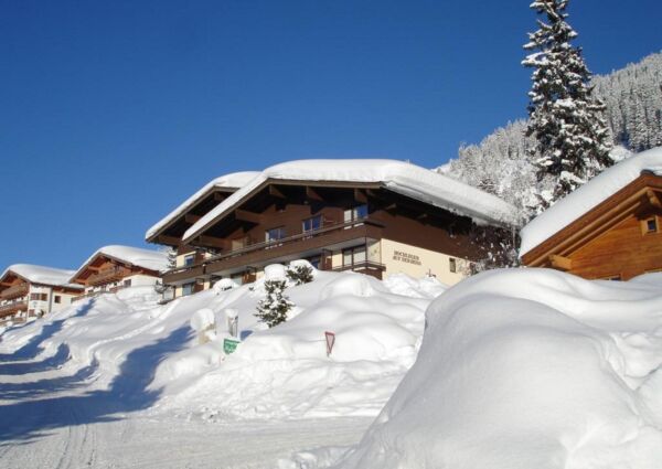 Auf der Hoss Königsleiten - 
<ul>
  <li>Centraal gelegen in het sneeuwzekere bergdorp Königsleiten, vlakbij de piste van de Zillertal Arena.</li>
  <li>Skibus stopt vlakbij het appartement en brengt je snel naar de 'Dorfbahn' skilift.</li>
  <li>Uitgebreide faciliteiten op loopafstand, zoals supermarkt, restaurants en sportwinkels.</li>
</ul>