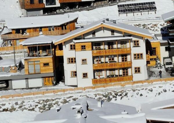 Bachgut, das Resort am Berg - Stammhaus Frühling Hinterglemm - 
<ul>
  <li>Ski-in, ski-out toegang tot de piste en verbinding met het uitgestrekte skigebied van Saalbach-Hinterglemm.</li>
  <li>Comfortabele en luxe faciliteiten zoals een whirlpool en Finse sauna voor ontspanning na een dag skiën.</li>
  <li>Gezellige après-ski mogelijkheden in Hinterglemm met diverse barretjes en Almhutten.</li>
</ul>
