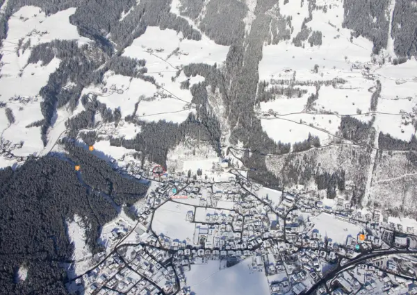 Ligging Blauler Lilienhof piste bushalte en gondel in Neukirchen