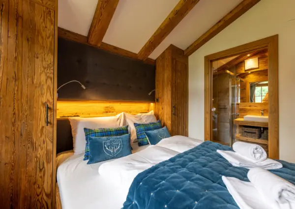 Konigsleiten Bo Chalet slaapkamer 1 met badkamer en suite