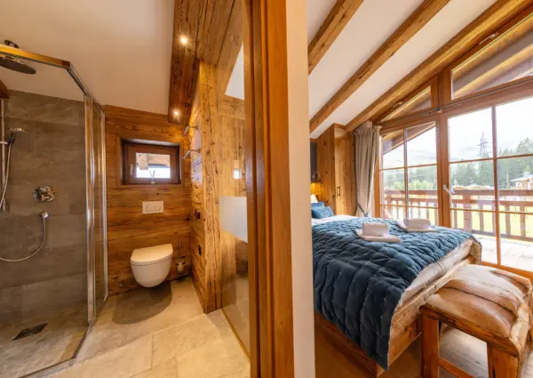 Konigsleiten Bo Chalet slaapkamer 2 met badkamer en suite 2