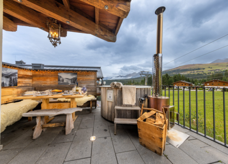 Konigsleiten Bo Chalet zomer terras en hottub 1