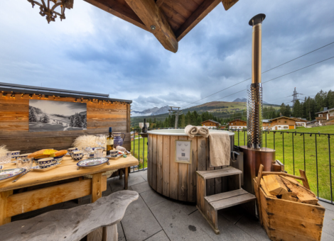 Konigsleiten Bo Chalet zomer terras en hottub 2