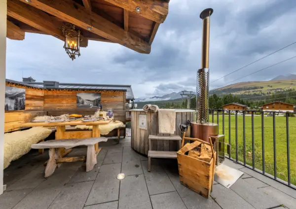 Konigsleiten Bo Chalet zomer terras en hottub 1