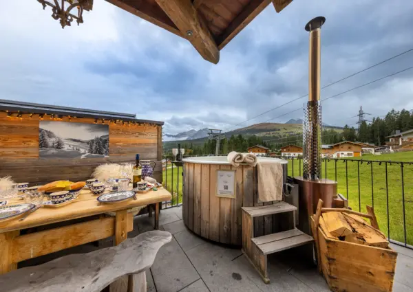 Konigsleiten Bo Chalet zomer terras en hottub 2