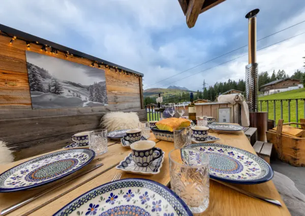 Konigsleiten Bo Chalet zomer terras en hottub uitzicht