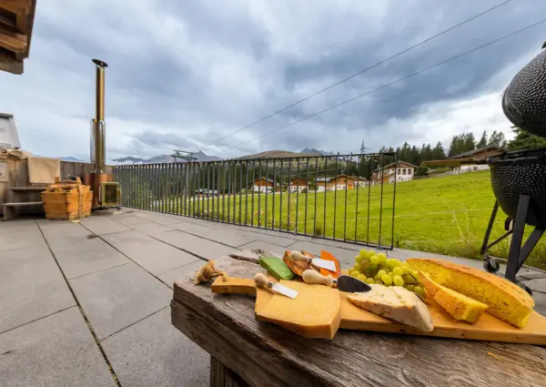 Konigsleiten Bo Chalet zomer terras lounge uitzicht 2