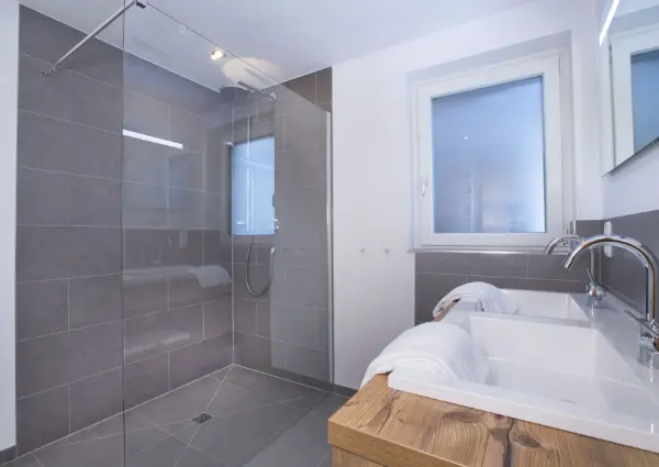 Chalet Dorfkristall Bramberg badkamer met douche en wastafel