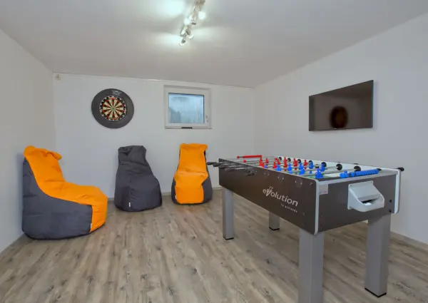 Chalet Dorfkristall Bramberg kamer met dartbord en voetbaltafel