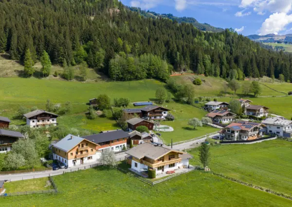 Chalet Dorfkristall Bramberg zijaanzicht