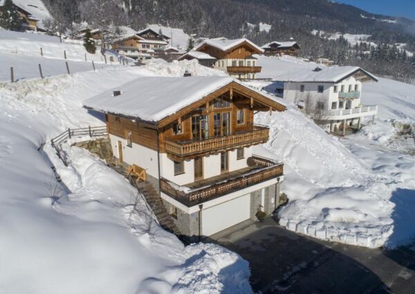 Chalet Grossvenedigerblick Neukirchen - 
<ul>
  <li>Directe toegang tot de dalafdaling van het familieskigebied de Wildkogel Arena.</li>
  <li>Skiberging met skischoendroger voor optimaal gemak na een dag op de piste.</li>
  <li>Comfortabele zithoek met open haard voor ontspanning na wintersportactiviteiten.</li>
</ul>
