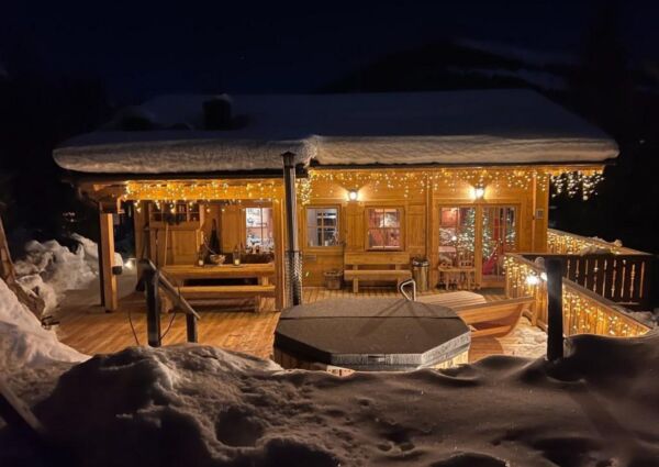 Chalet Hochland Königsleiten - 
<ul>
  <li>Perfecte locatie op slechts 5 minuten lopen van de oefenweide in het sneeuwzekere skigebied Zillertal Arena.</li>
  <li>Ultieme ontspanning met eigen saunaruimte, Finse sauna, ligstoelen en hottub op het terras.</li>
  <li>Ruim en luxe ingericht chalet met open haard, comfortabele zithoek, en volledig uitgeruste keuken.</li>
</ul>