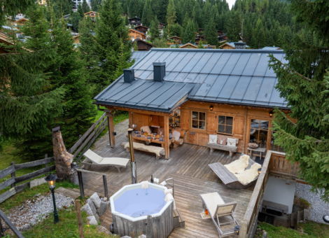 Konigsleiten chalet Hochland zomer terras en hottub