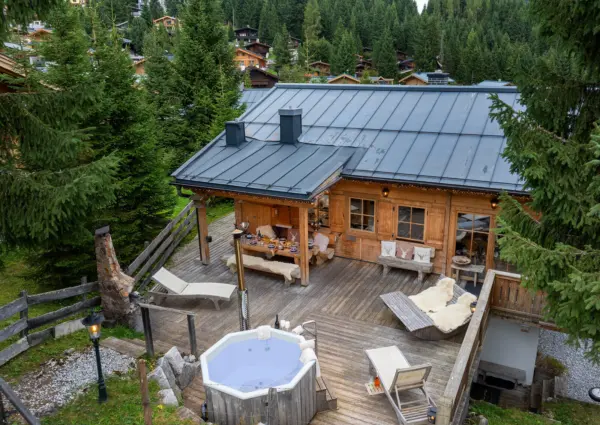 Konigsleiten chalet Hochland zomer terras en hottub