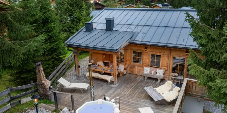 Konigsleiten chalet Hochland zomer terras en hottub