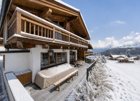KC3 B6nigsleiten Chalet Mariandel winters aanzicht op terras