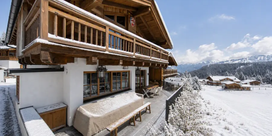 KC3 B6nigsleiten Chalet Mariandel winters aanzicht op terras