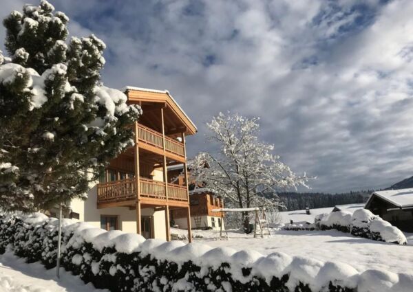 Chalet Veenroos Neukirchen - 
<ul>
  <li>Uitstekende ligging nabij skigebieden Wildkogel Arena, Zillertal Arena en Kitzbüheler Alpen.</li>
  <li>Comfortabele faciliteiten zoals een Finse sauna en skiberging voor ontspanning en gemak na het skiën.</li>
  <li>Ruim en sfeervol chalet met prachtig uitzicht en moderne voorzieningen, ideaal voor grote groepen.</li>
</ul>