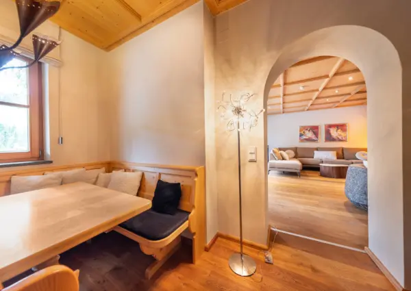 Hinterthal Lodge D1 eettafel en woonkamer