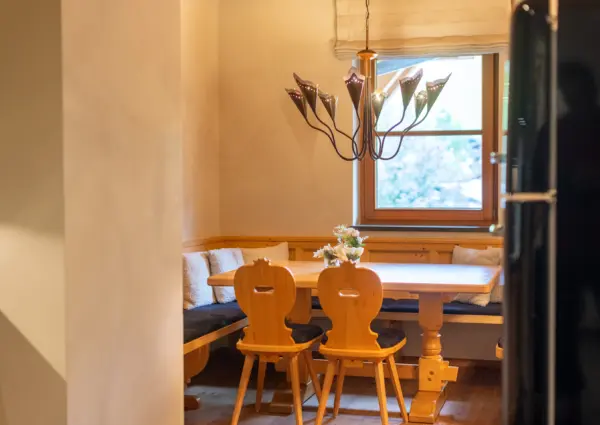 Hinterthal Lodge D1 koelkast en eettafel